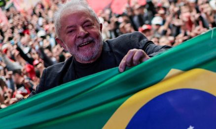 Lula recebe 50% dos votos e � eleito presidente do Brasil
