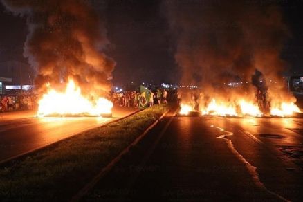 Bolsonaristas queimando pneus em rodovia