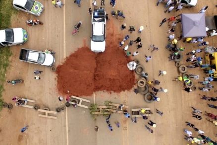 Manifestantes bloqueando rodovias com areia na pista