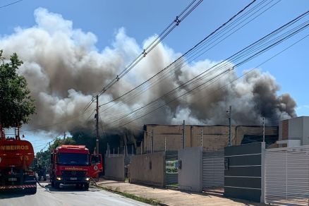 Grande quantidade de fumaa sai do depsito, no Parque Gergia