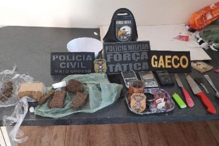 No local, foram apreendidos diversas pores de maconha, cloridrato de cocana, alm de outros apetrechos