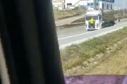 De amarelo, o homem dependurado no caminho