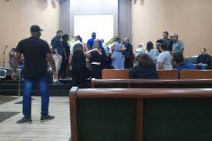 Amigos e familiares no vel�rio do ex-ator e pastor Guilherme de P�dua, em Belo Horizonte