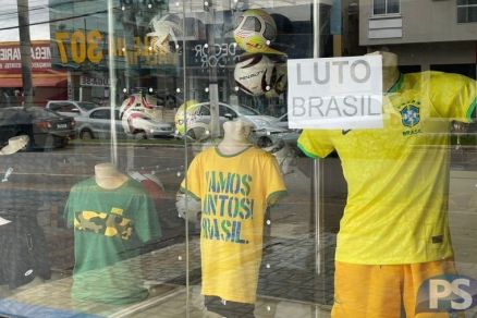 Loja em Lucas do Rio Verde com um cartaz Luto Brasil