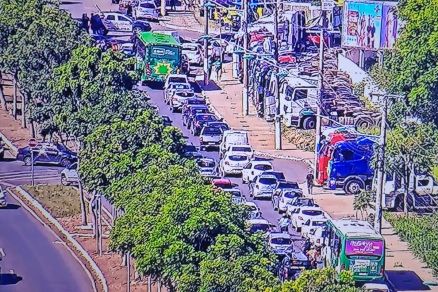 Uma fila de carro se formou no sentido Bairro-Centro, em Cuiab