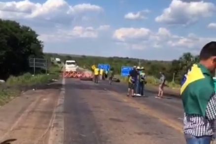 Manifestantes interditando o trecho em Lucas do Rio Verde, aps ao da PRF