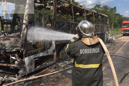 O Corpo de Bombeiros precisou de cerca de 10 mil litros de gua para conter as chamas 