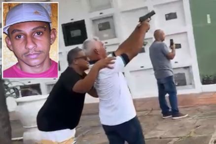 O homem foi consolado por pessoas no local