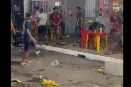 Momento da briga em distribuidora aps jogo do Pelado