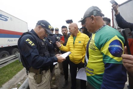 Caminhoneiros e populares apoiadores de Bolsonaro interditaram trecho da BR-101 em Santa Catarina