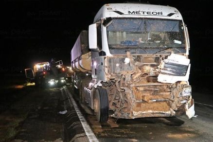 A frente de um dos ve�culos envolvidos ficou bastante danificada