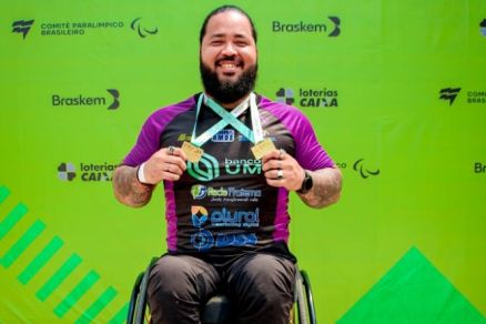 Gabriel com as duas medalhas de ouro conquistadas no Meeting Paralmpico de arremesso de pesos 