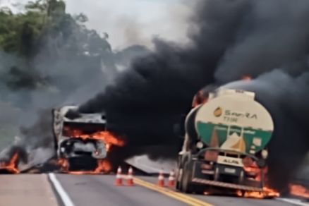 Caminho de combustvel e de gros incendiados em Cludia