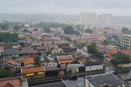  Foto tirada de sacada de prdio em Cuiab; manha teve garoa e neblina 