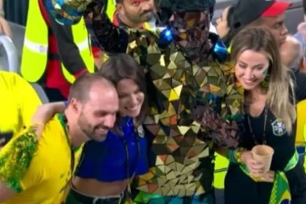 Ele foi flagrado pelas cmeras de transmisso tirando fotos no estdio