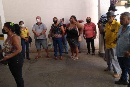 Pacientes no pr�dio da Clinemat durante reuni�o 