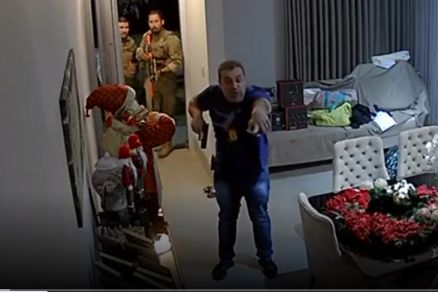 Momento que o delegado invade a residência da família no Florais dos Lagos