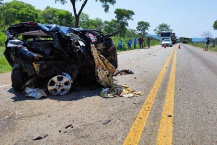 nix ficou destrudo com lataria da frente e atrs completamente retorcida 