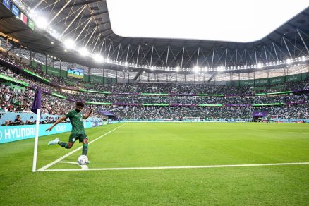 Sami Alnaji, da Arbia Saudita, bate escanteio em partido contra a Polnia, no estdio Cidade da Educao