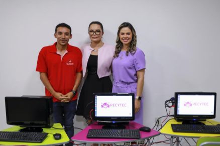 Primeira-dama Virginia Mendes participa de entrega de computadores � entidade filantr�pica