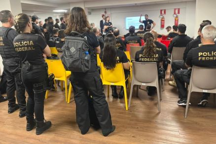 Policiais federais reunidos antes de sarem para o cumprimento dos mandados