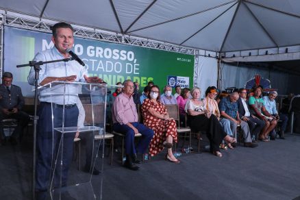 O governador Mauro Mendes esteve presente no evento com outros polticos
