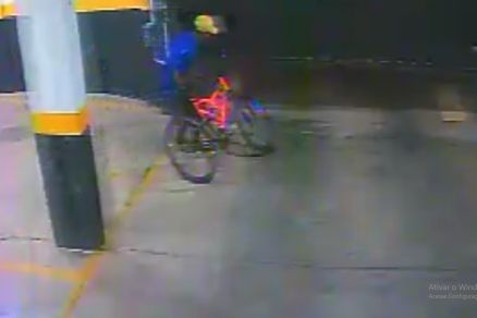 Ladro sai do prdio com uma bicicleta