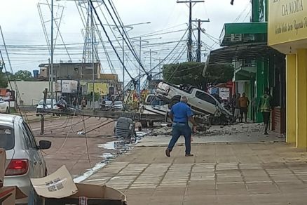 Carro atingiu poste em cheio e o derrubou; motorista teve apenas ferimentos leves 