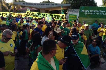 Bolsonaristas protestando em frente  13 Brigada de Infantaria Motorizada