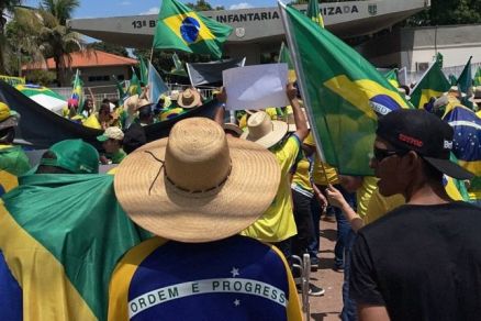 Manifestantes bolsonaristas em frente  13 Brigada de Infantaria Motorizada de Cuiab