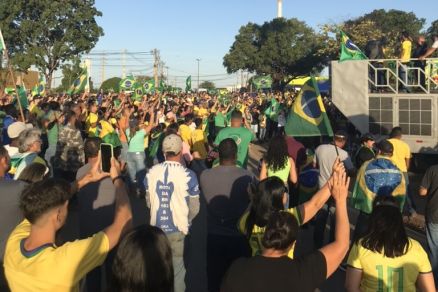 Manifestantes pr-Bolsonaro na avenida do CPA, em frente  13 Brigada