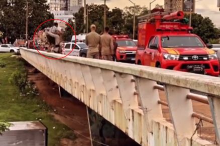 Momento em que homem  resgatado por bombeiros 