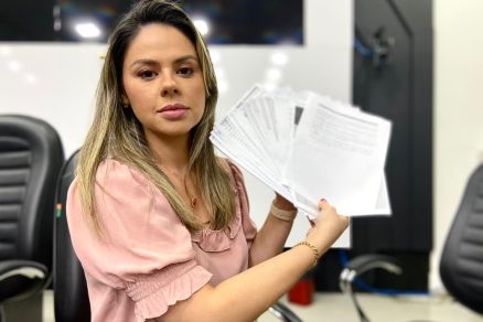A vereadora de Cuiab, Michelly Alencar, mostrando as denncias contra a pasta