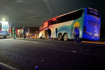 Socorristas da Via Brasil realizando o resgate das vtimas 