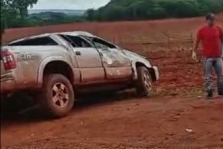 A caminhonete Chevrolet S10 onde estavam as vtimas aps o capotamento