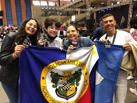 Professora Joice e os trs alunos premiados, aps a competio nacional onde a equipe ficou na 2 posio