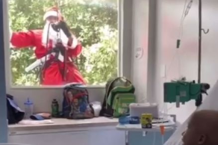 Momento em que o bombeiro aparece na janela e acena para a criana