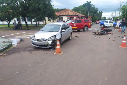 A frente do carro ficou severamente danificado