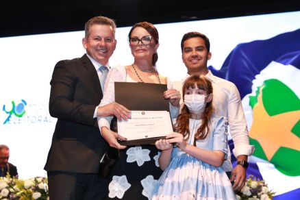 Mauro Mendes, a esposa Virginia e dois dos tr�s filhos do casal