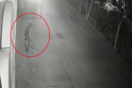 Momento que o homem sai do estabelecimento com o faco na mo