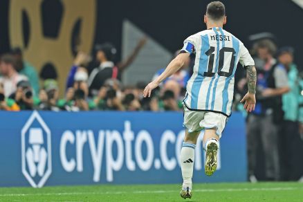 Messi comemora seu primeiro gol na final da Copa