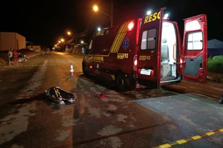 Vtima ficou cada no asfalto; socorristas apenas confirmaram a morte 