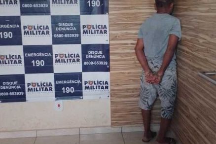 O idoso foi preso pelos policiais militares na casa da av da criana