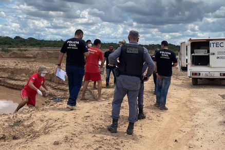 Equipes durante retirada de corpo de dentro do lago 