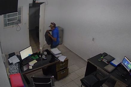 O homem saindo do escritrio com a mochila cheia de dinheiro