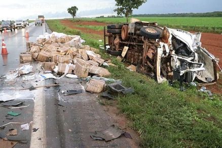 Com o impacto da coliso as cargas ficaram espalhadas na pista e na faixa de domnio