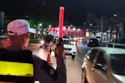 Policial realizando a Operao Lei Seca na Avenida Isaac Pvoas