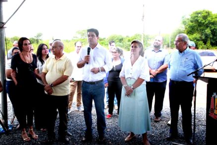 Kalil Baracat e autoridades durante a inaugurao da Via 