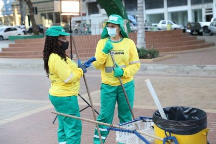 Garis lotaram a frente da Prefeitura na manh desta sexta-feira