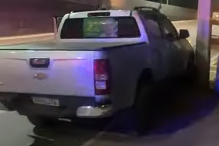 Ao ser abordado, o suspeito desceu do carro e no puxou o freio de mo, fazendo com que o veculo colidisse com o poste